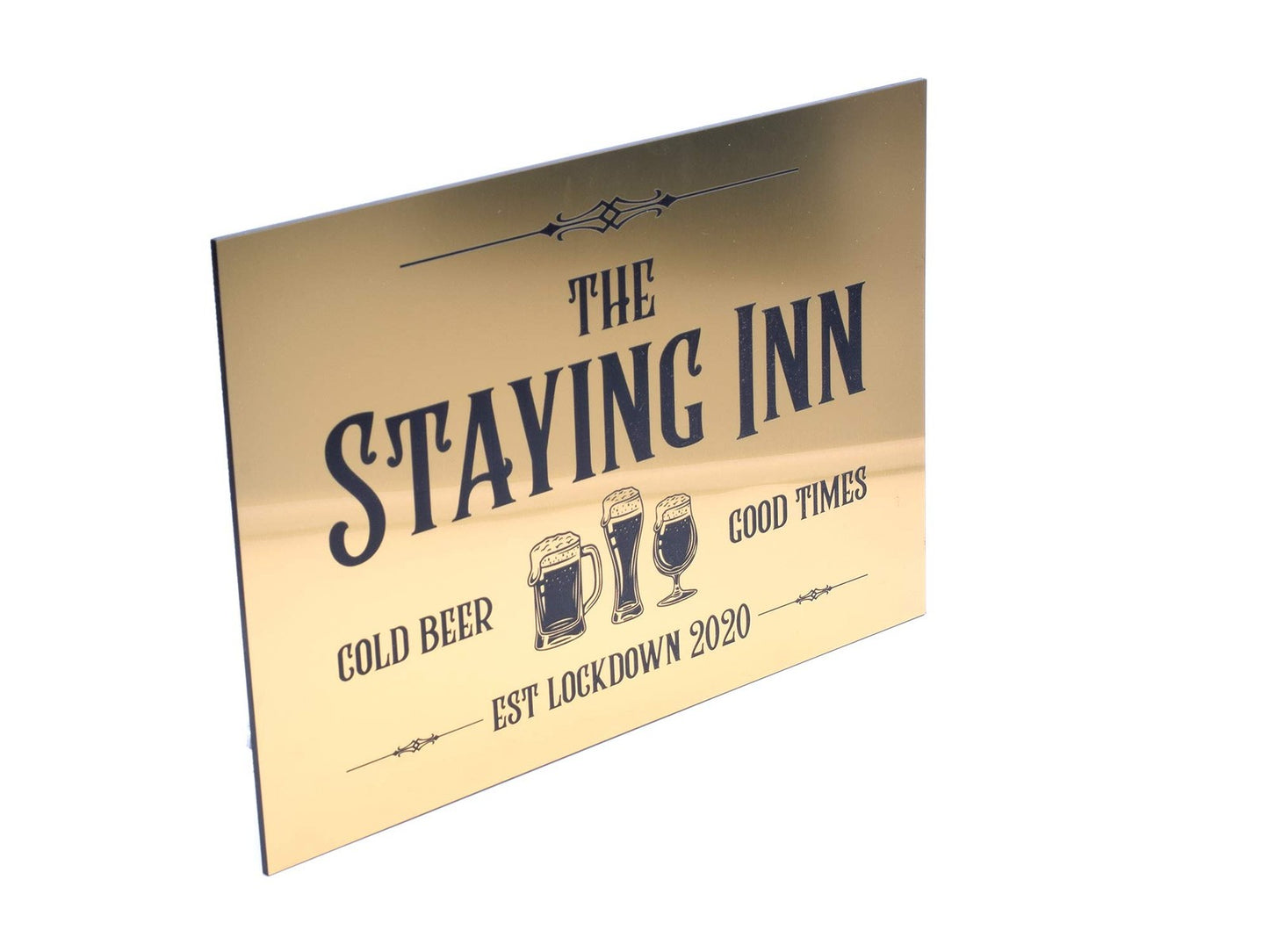 OriginDesigned The Staying Inn – Metallisches Türschild für Barren (Gold) – by North By North East – Signs
