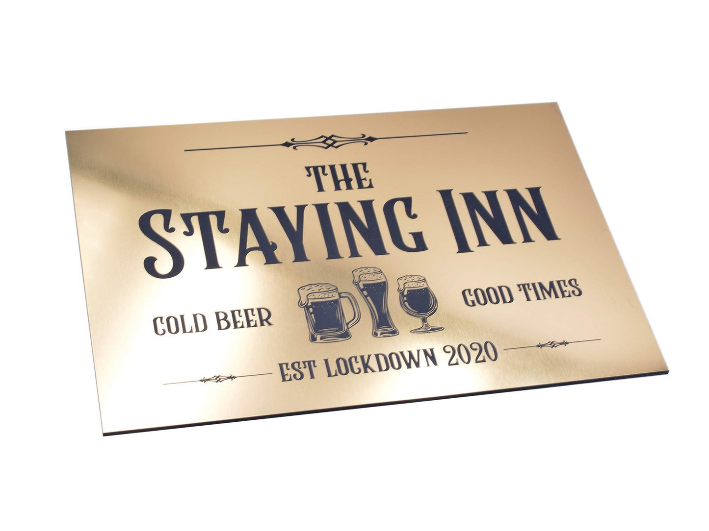 OriginDesigned The Staying Inn – Metallisches Türschild für Barren (Gold) – by North By North East – Signs