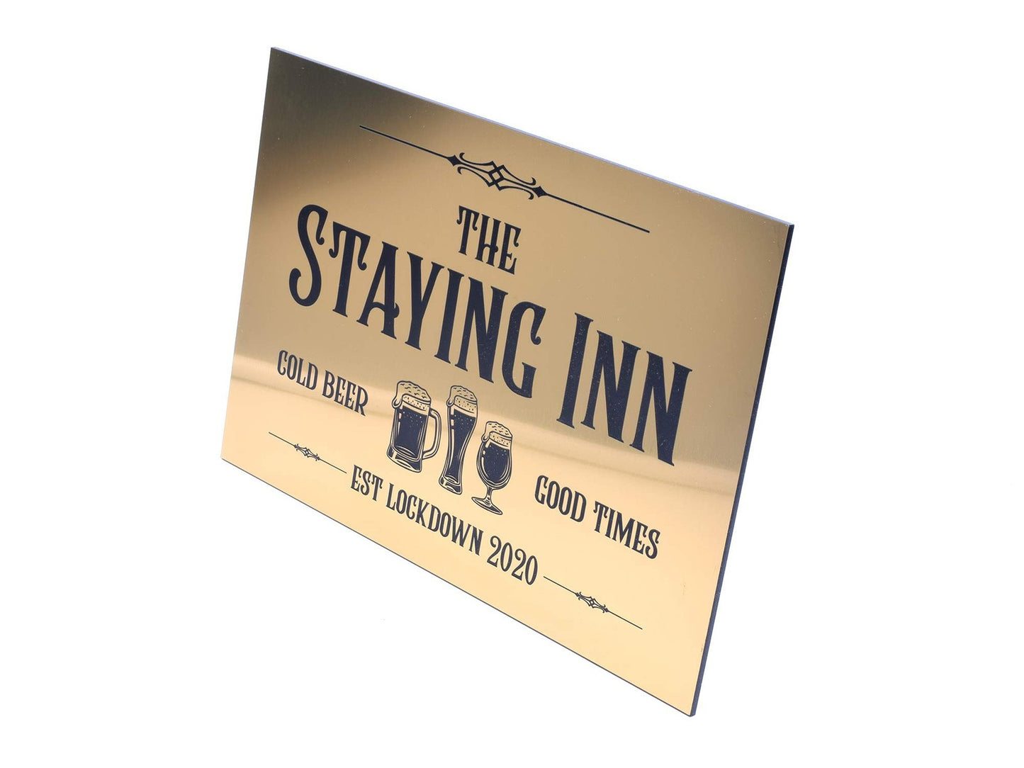 OriginDesigned The Staying Inn – Metallisches Türschild für Barren (Gold) – by North By North East – Signs